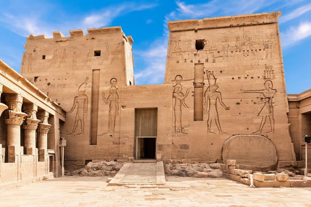 935c803392651d18f35643486e6cd6d49adb10d0e9a31cedf40ee4798f3e1500 Kayaking on the Nile near Philae Temple in Aswan with ancient Egyptian monuments and islands